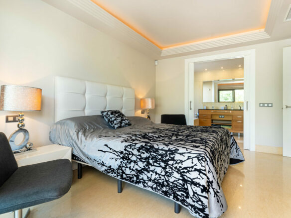 FOR SALE 🏡 Ground-Floor Three-Bedroom Apartment with 89 m² Terrace in a Gated Golf Resort – Arrayanes Golf, Benahavís 🇪🇸