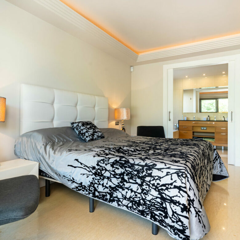 FOR SALE 🏡 Ground-Floor Three-Bedroom Apartment with 89 m² Terrace in a Gated Golf Resort – Arrayanes Golf, Benahavís 🇪🇸