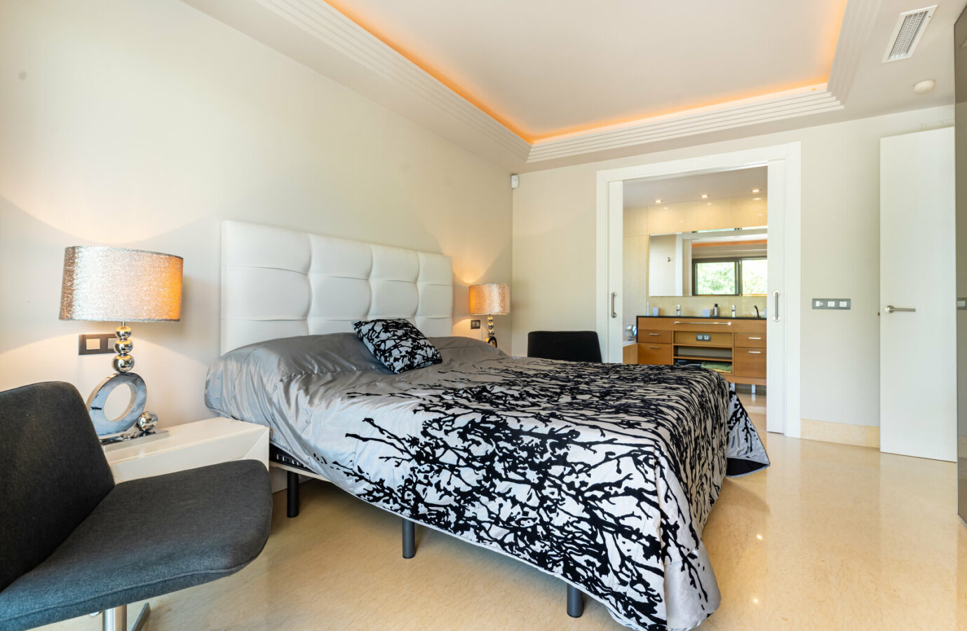 FOR SALE 🏡 Ground-Floor Three-Bedroom Apartment with 89 m² Terrace in a Gated Golf Resort – Arrayanes Golf, Benahavís 🇪🇸