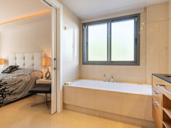 FOR SALE 🏡 Ground-Floor Three-Bedroom Apartment with 89 m² Terrace in a Gated Golf Resort – Arrayanes Golf, Benahavís 🇪🇸