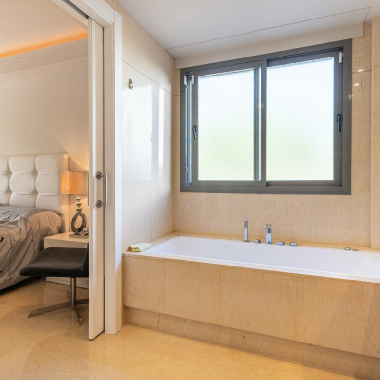FOR SALE 🏡 Ground-Floor Three-Bedroom Apartment with 89 m² Terrace in a Gated Golf Resort – Arrayanes Golf, Benahavís 🇪🇸