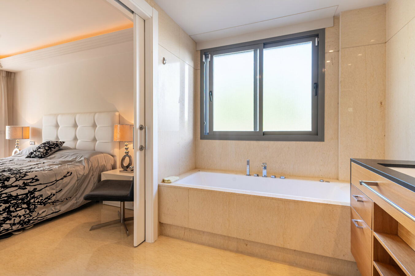FOR SALE 🏡 Ground-Floor Three-Bedroom Apartment with 89 m² Terrace in a Gated Golf Resort – Arrayanes Golf, Benahavís 🇪🇸
