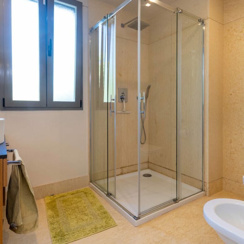 FOR SALE 🏡 Ground-Floor Three-Bedroom Apartment with 89 m² Terrace in a Gated Golf Resort – Arrayanes Golf, Benahavís 🇪🇸