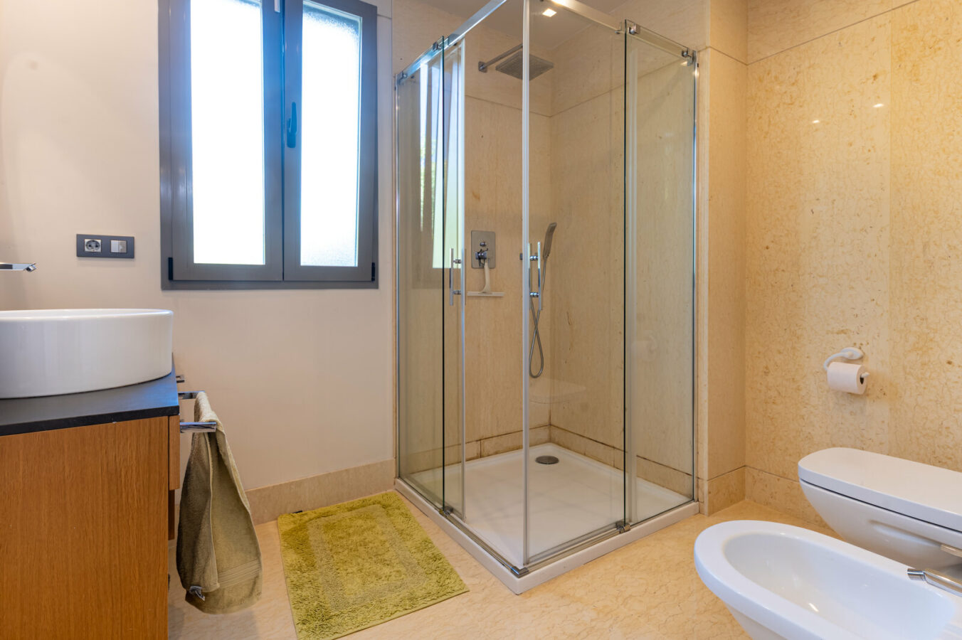 FOR SALE 🏡 Ground-Floor Three-Bedroom Apartment with 89 m² Terrace in a Gated Golf Resort – Arrayanes Golf, Benahavís 🇪🇸