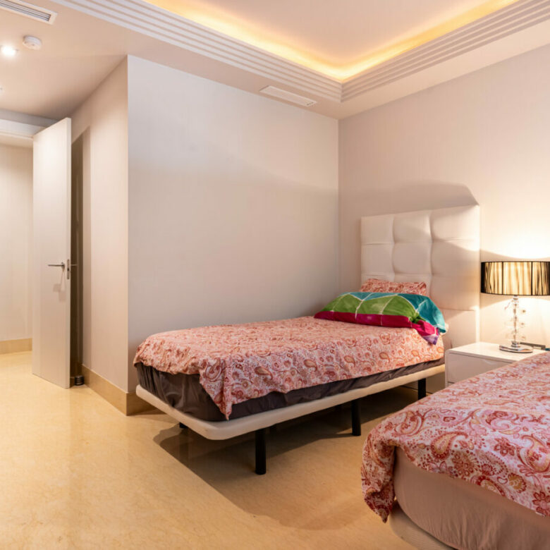 FOR SALE 🏡 Ground-Floor Three-Bedroom Apartment with 89 m² Terrace in a Gated Golf Resort – Arrayanes Golf, Benahavís 🇪🇸