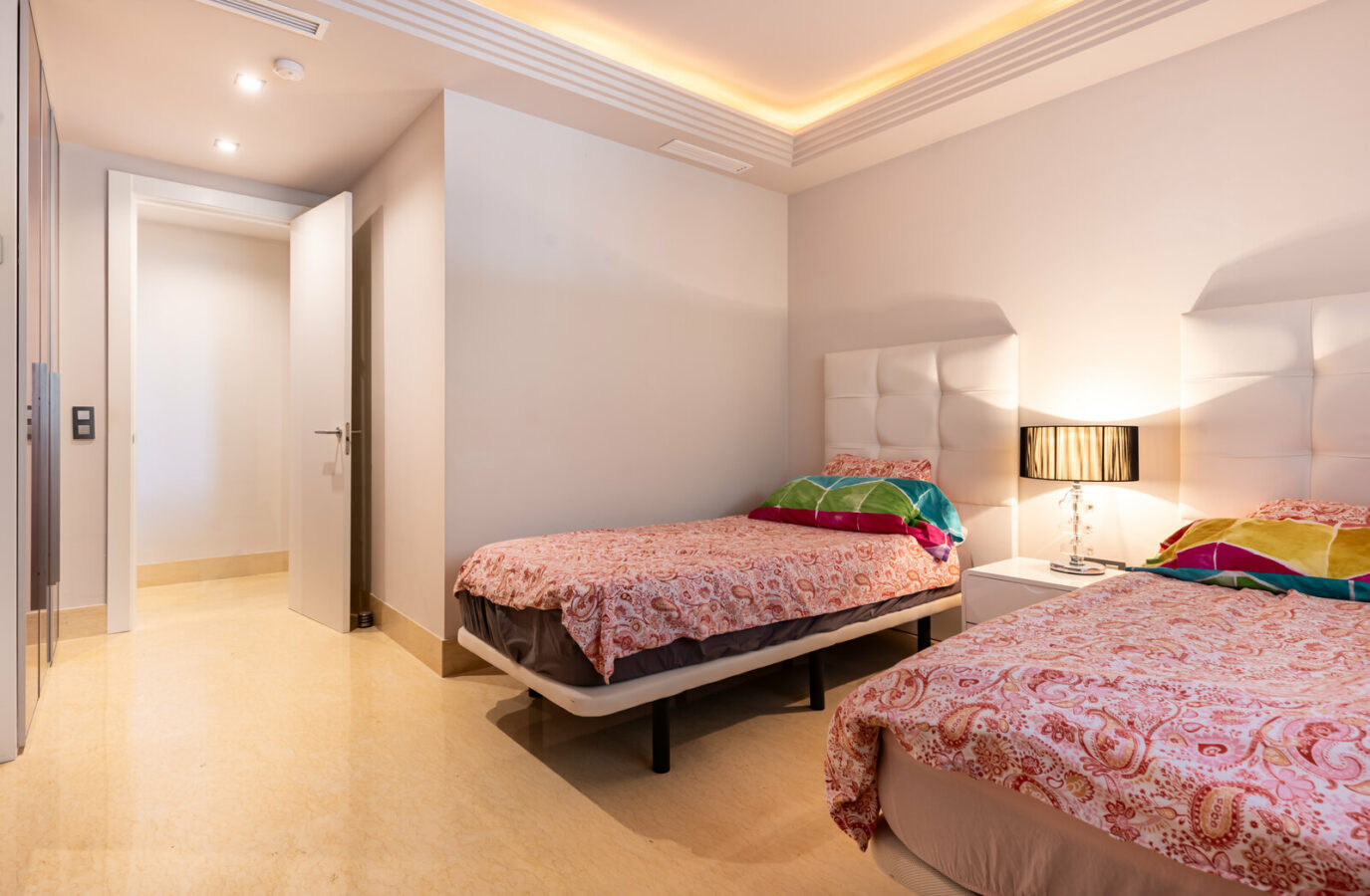 FOR SALE 🏡 Ground-Floor Three-Bedroom Apartment with 89 m² Terrace in a Gated Golf Resort – Arrayanes Golf, Benahavís 🇪🇸