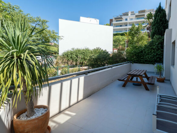 FOR SALE 🏡 Ground-Floor Three-Bedroom Apartment with 89 m² Terrace in a Gated Golf Resort – Arrayanes Golf, Benahavís 🇪🇸