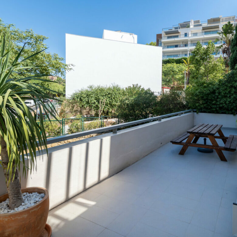 FOR SALE 🏡 Ground-Floor Three-Bedroom Apartment with 89 m² Terrace in a Gated Golf Resort – Arrayanes Golf, Benahavís 🇪🇸