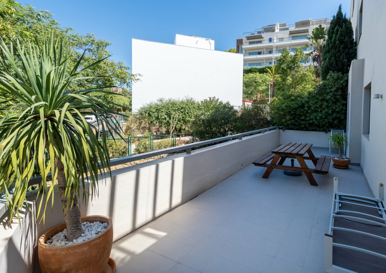 FOR SALE 🏡 Ground-Floor Three-Bedroom Apartment with 89 m² Terrace in a Gated Golf Resort – Arrayanes Golf, Benahavís 🇪🇸