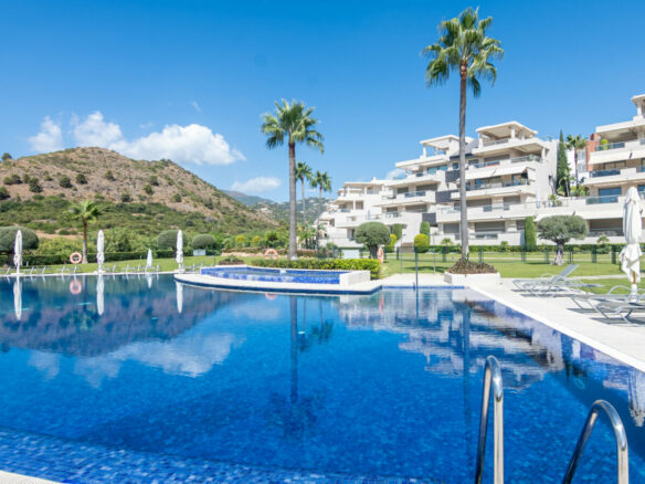FOR SALE 🏡 Ground-Floor Three-Bedroom Apartment with 89 m² Terrace in a Gated Golf Resort – Arrayanes Golf, Benahavís 🇪🇸