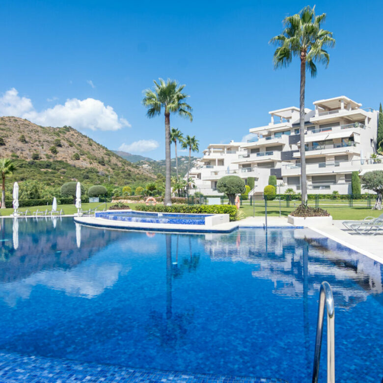 FOR SALE 🏡 Ground-Floor Three-Bedroom Apartment with 89 m² Terrace in a Gated Golf Resort – Arrayanes Golf, Benahavís 🇪🇸