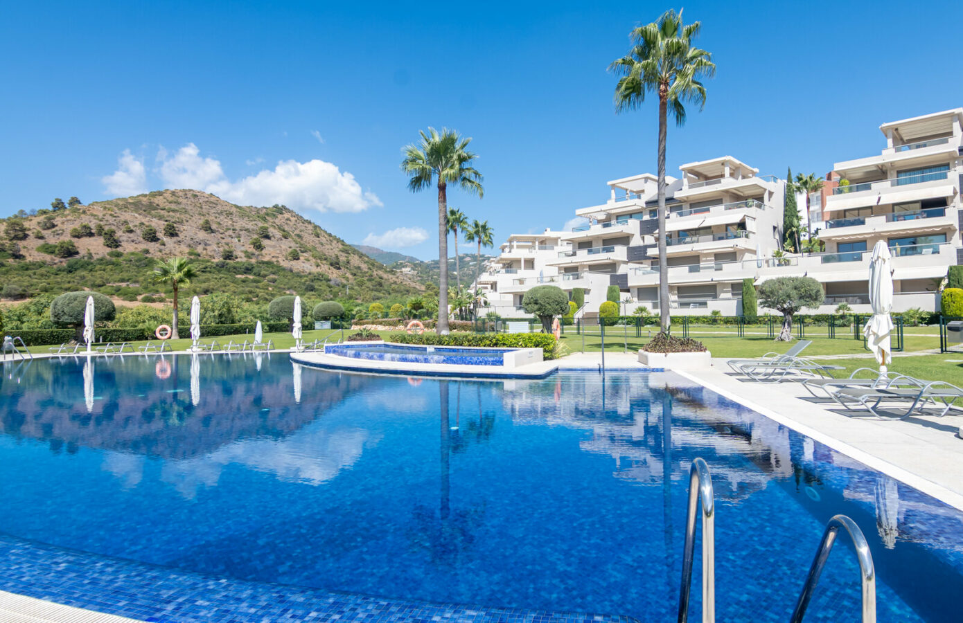 FOR SALE 🏡 Ground-Floor Three-Bedroom Apartment with 89 m² Terrace in a Gated Golf Resort – Arrayanes Golf, Benahavís 🇪🇸