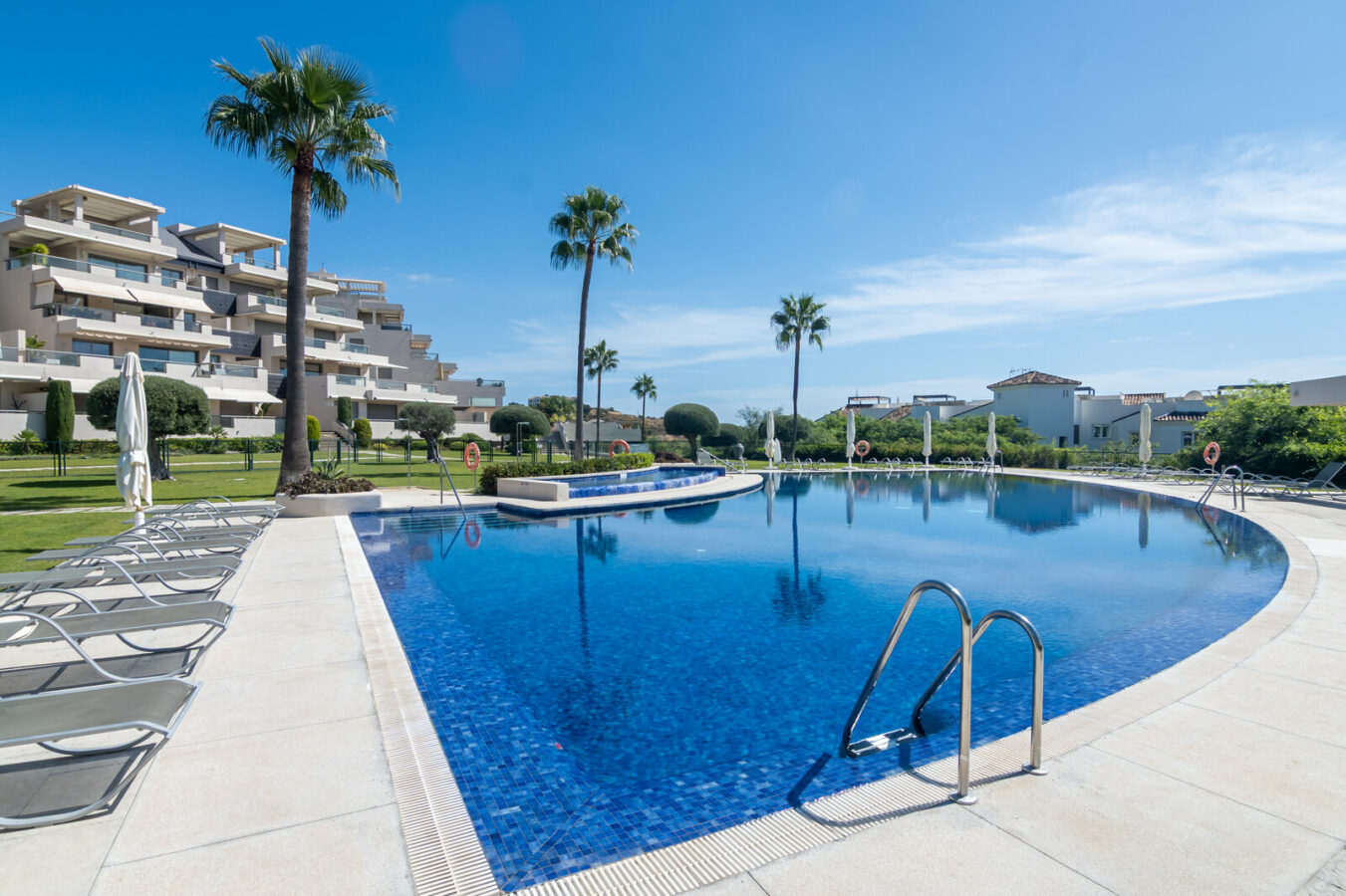 FOR SALE 🏡 Ground-Floor Three-Bedroom Apartment with 89 m² Terrace in a Gated Golf Resort – Arrayanes Golf, Benahavís 🇪🇸