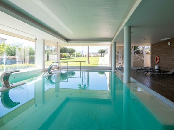 FOR SALE 🏡 Ground-Floor Three-Bedroom Apartment with 89 m² Terrace in a Gated Golf Resort – Arrayanes Golf, Benahavís 🇪🇸