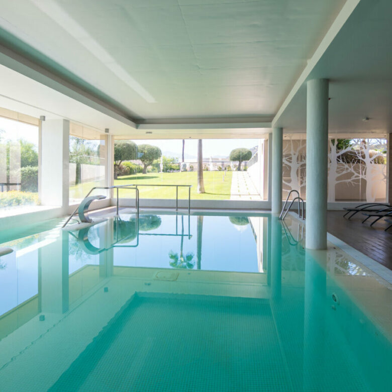 FOR SALE 🏡 Ground-Floor Three-Bedroom Apartment with 89 m² Terrace in a Gated Golf Resort – Arrayanes Golf, Benahavís 🇪🇸