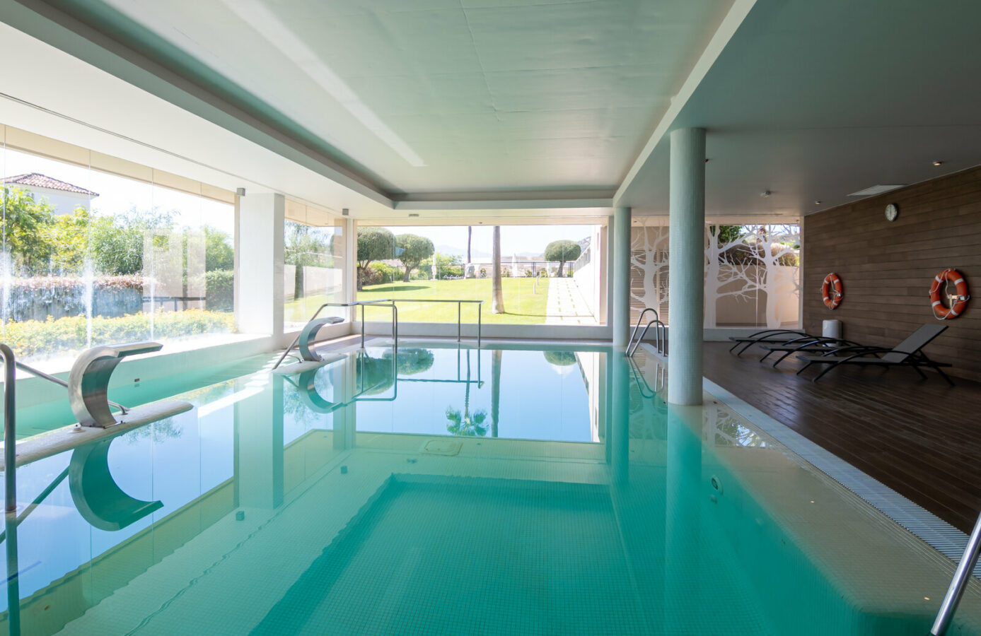 FOR SALE 🏡 Ground-Floor Three-Bedroom Apartment with 89 m² Terrace in a Gated Golf Resort – Arrayanes Golf, Benahavís 🇪🇸
