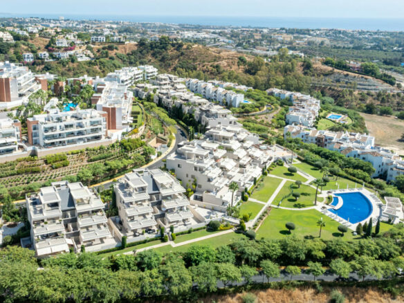 FOR SALE 🏡 Ground-Floor Three-Bedroom Apartment with 89 m² Terrace in a Gated Golf Resort – Arrayanes Golf, Benahavís 🇪🇸