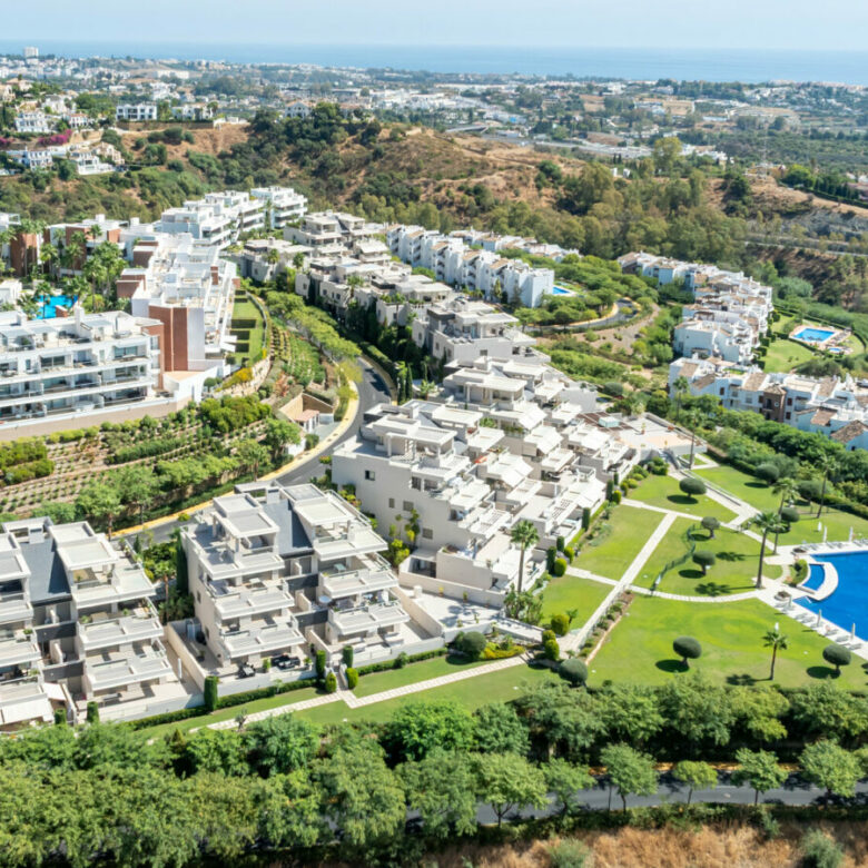 FOR SALE 🏡 Ground-Floor Three-Bedroom Apartment with 89 m² Terrace in a Gated Golf Resort – Arrayanes Golf, Benahavís 🇪🇸