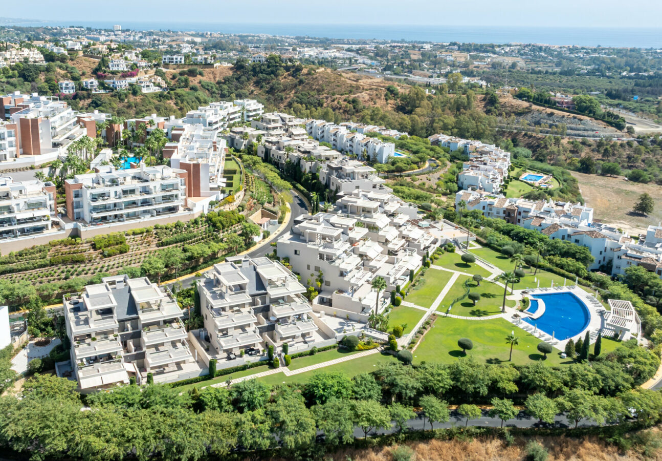 FOR SALE 🏡 Ground-Floor Three-Bedroom Apartment with 89 m² Terrace in a Gated Golf Resort – Arrayanes Golf, Benahavís 🇪🇸
