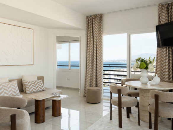 FOR SALE 🏡 Renovated Beachfront Apartment with Rental Licence, Five Minutes from the Old Town – Marbella Centro, Marbella 🇪🇸
