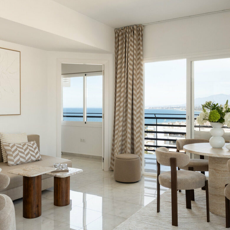 FOR SALE 🏡 Renovated Beachfront Apartment with Rental Licence, Five Minutes from the Old Town – Marbella Centro, Marbella 🇪🇸