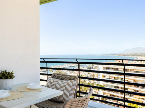 FOR SALE 🏡 Renovated Beachfront Apartment with Rental Licence, Five Minutes from the Old Town – Marbella Centro, Marbella 🇪🇸