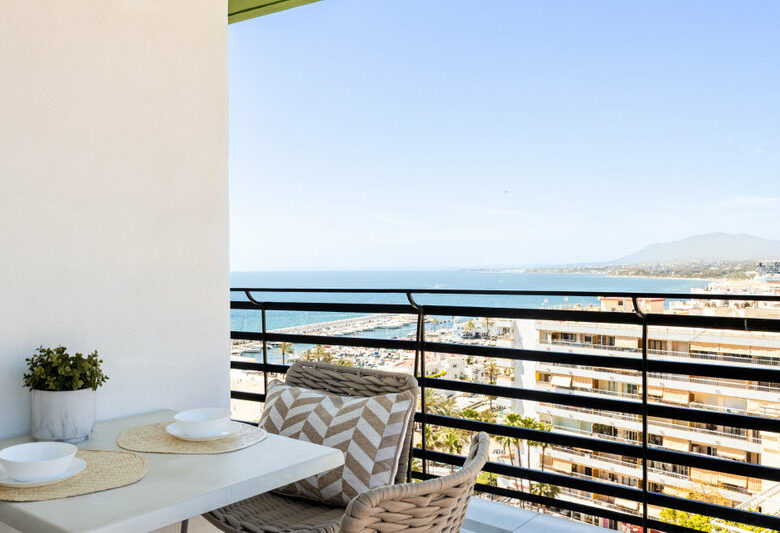 FOR SALE 🏡 Renovated Beachfront Apartment with Rental Licence, Five Minutes from the Old Town – Marbella Centro, Marbella 🇪🇸