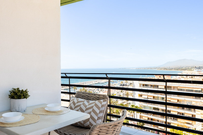 FOR SALE 🏡 Renovated Beachfront Apartment with Rental Licence, Five Minutes from the Old Town – Marbella Centro, Marbella 🇪🇸