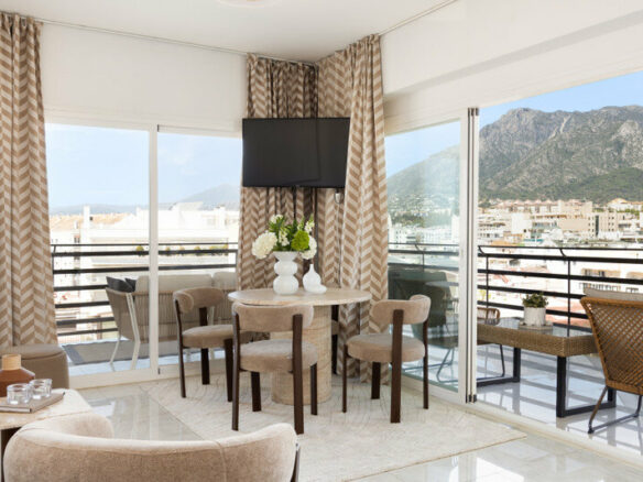 FOR SALE 🏡 Renovated Beachfront Apartment with Rental Licence, Five Minutes from the Old Town – Marbella Centro, Marbella 🇪🇸