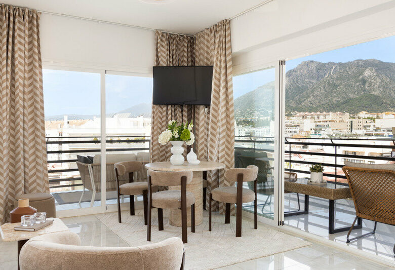 FOR SALE 🏡 Renovated Beachfront Apartment with Rental Licence, Five Minutes from the Old Town – Marbella Centro, Marbella 🇪🇸