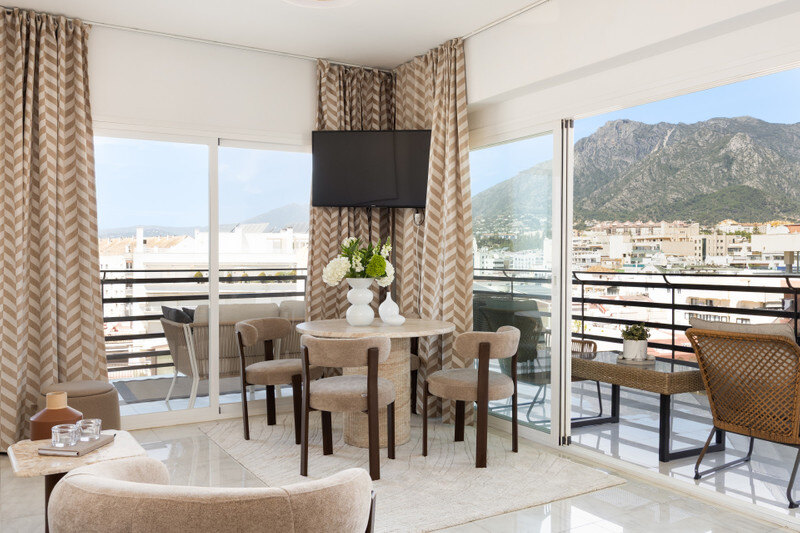 FOR SALE 🏡 Renovated Beachfront Apartment with Rental Licence, Five Minutes from the Old Town – Marbella Centro, Marbella 🇪🇸