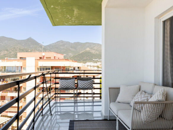 FOR SALE 🏡 Renovated Beachfront Apartment with Rental Licence, Five Minutes from the Old Town – Marbella Centro, Marbella 🇪🇸