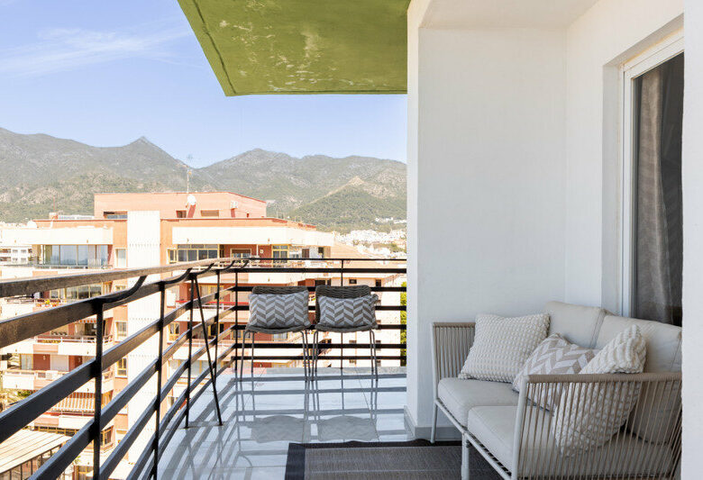 FOR SALE 🏡 Renovated Beachfront Apartment with Rental Licence, Five Minutes from the Old Town – Marbella Centro, Marbella 🇪🇸