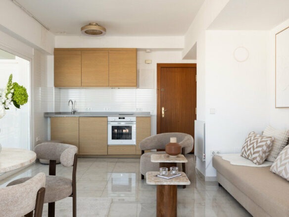 FOR SALE 🏡 Renovated Beachfront Apartment with Rental Licence, Five Minutes from the Old Town – Marbella Centro, Marbella 🇪🇸