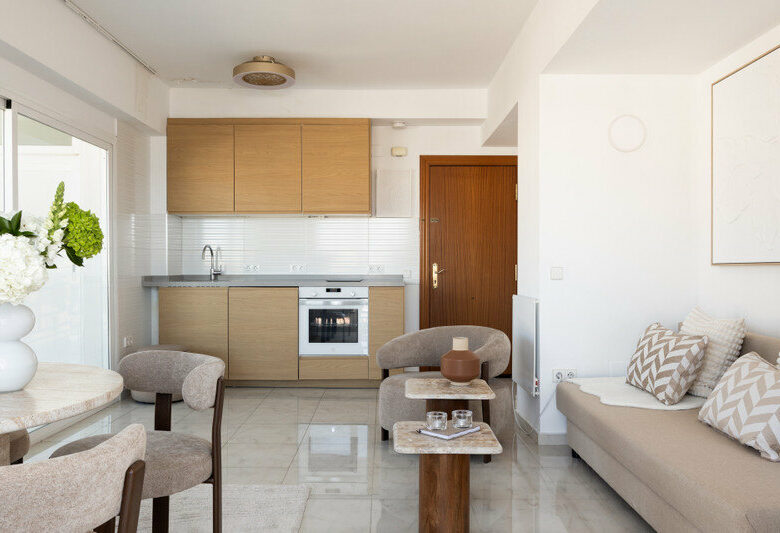 FOR SALE 🏡 Renovated Beachfront Apartment with Rental Licence, Five Minutes from the Old Town – Marbella Centro, Marbella 🇪🇸