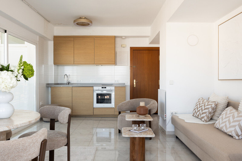 FOR SALE 🏡 Renovated Beachfront Apartment with Rental Licence, Five Minutes from the Old Town – Marbella Centro, Marbella 🇪🇸