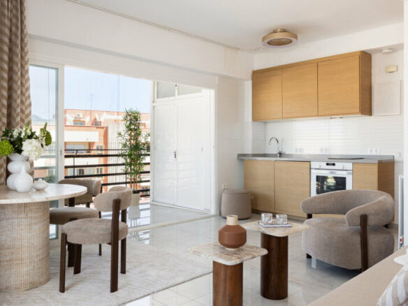 FOR SALE 🏡 Renovated Beachfront Apartment with Rental Licence, Five Minutes from the Old Town – Marbella Centro, Marbella 🇪🇸