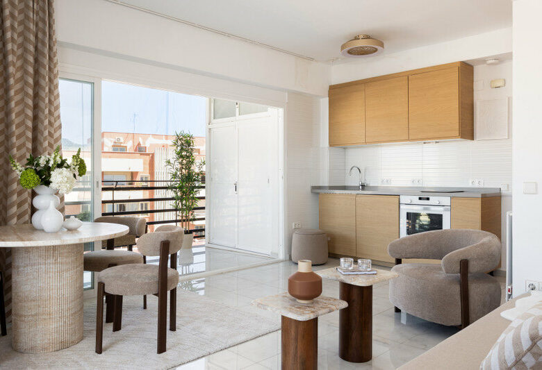 FOR SALE 🏡 Renovated Beachfront Apartment with Rental Licence, Five Minutes from the Old Town – Marbella Centro, Marbella 🇪🇸