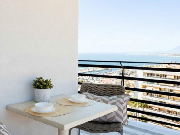 FOR SALE 🏡 Renovated Beachfront Apartment with Rental Licence, Five Minutes from the Old Town – Marbella Centro, Marbella 🇪🇸
