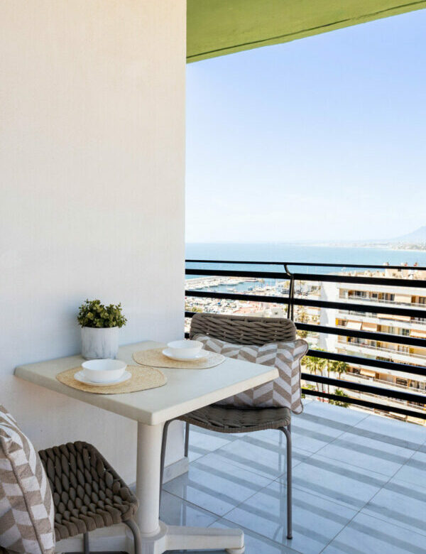FOR SALE 🏡 Renovated Beachfront Apartment with Rental Licence, Five Minutes from the Old Town – Marbella Centro, Marbella 🇪🇸