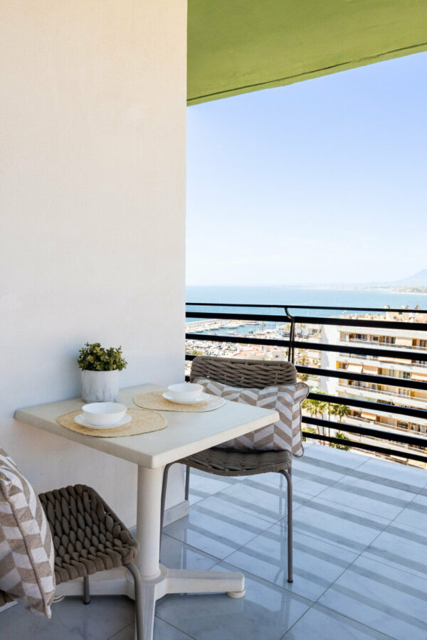 FOR SALE 🏡 Renovated Beachfront Apartment with Rental Licence, Five Minutes from the Old Town – Marbella Centro, Marbella 🇪🇸
