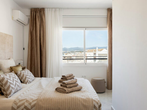FOR SALE 🏡 Renovated Beachfront Apartment with Rental Licence, Five Minutes from the Old Town – Marbella Centro, Marbella 🇪🇸