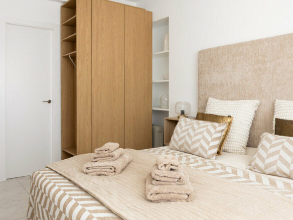 FOR SALE 🏡 Renovated Beachfront Apartment with Rental Licence, Five Minutes from the Old Town – Marbella Centro, Marbella 🇪🇸