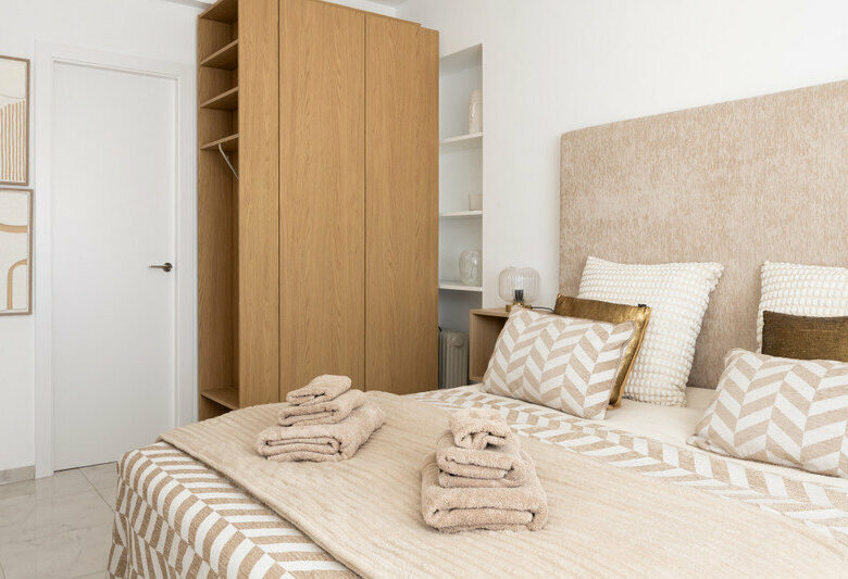 FOR SALE 🏡 Renovated Beachfront Apartment with Rental Licence, Five Minutes from the Old Town – Marbella Centro, Marbella 🇪🇸