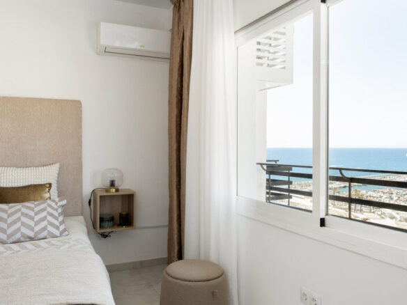 FOR SALE 🏡 Renovated Beachfront Apartment with Rental Licence, Five Minutes from the Old Town – Marbella Centro, Marbella 🇪🇸