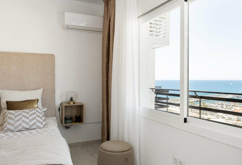 FOR SALE 🏡 Renovated Beachfront Apartment with Rental Licence, Five Minutes from the Old Town – Marbella Centro, Marbella 🇪🇸