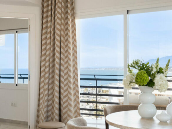 FOR SALE 🏡 Renovated Beachfront Apartment with Rental Licence, Five Minutes from the Old Town – Marbella Centro, Marbella 🇪🇸