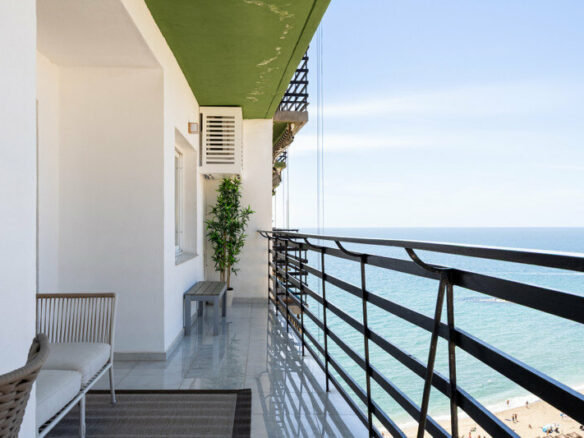 FOR SALE 🏡 Renovated Beachfront Apartment with Rental Licence, Five Minutes from the Old Town – Marbella Centro, Marbella 🇪🇸
