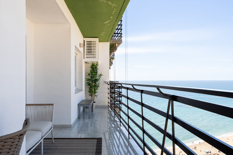 FOR SALE 🏡 Renovated Beachfront Apartment with Rental Licence, Five Minutes from the Old Town – Marbella Centro, Marbella 🇪🇸