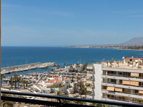 FOR SALE 🏡 Renovated Beachfront Apartment with Rental Licence, Five Minutes from the Old Town – Marbella Centro, Marbella 🇪🇸